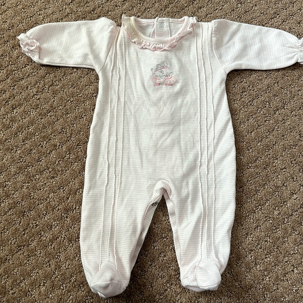 KISSY KISSY BABY SLEEPER IN SIZE NEWBORN